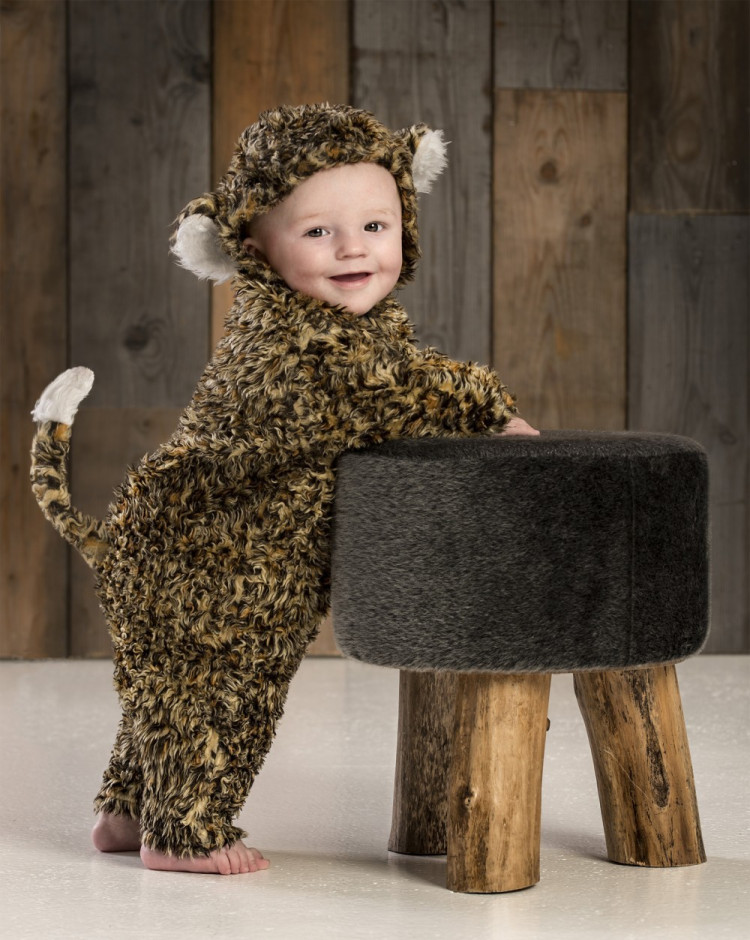 Månedsfoto af dreng på 8 måneder klædt ud i leopardkostume