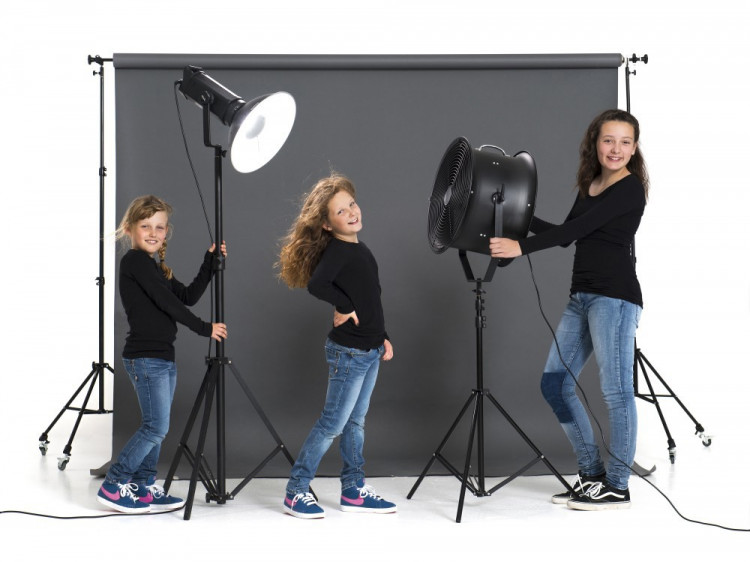 Børneportræt stillet op som photoshoot af tre piger i ens tøj