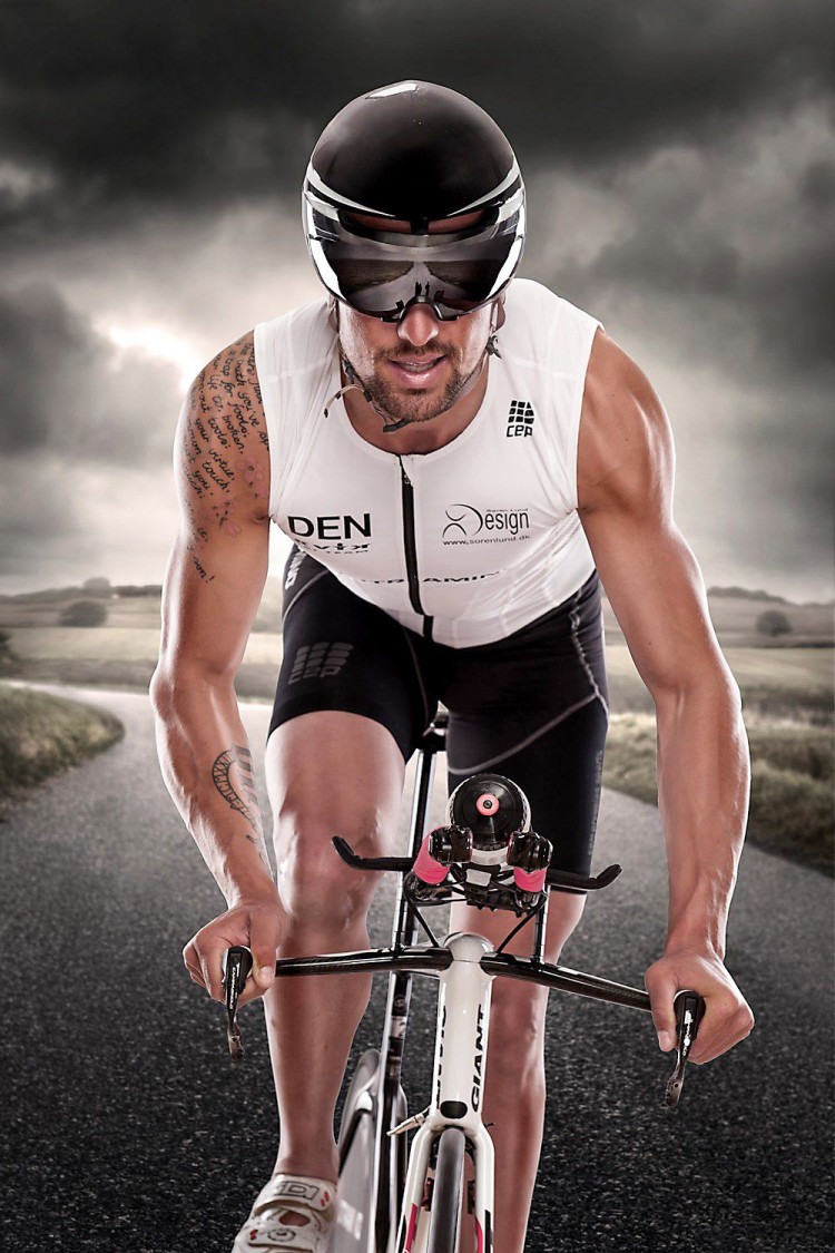 Billede af mandlig cykelrytter taget forfra – cykel og tøj er i sorte og hvide farver
