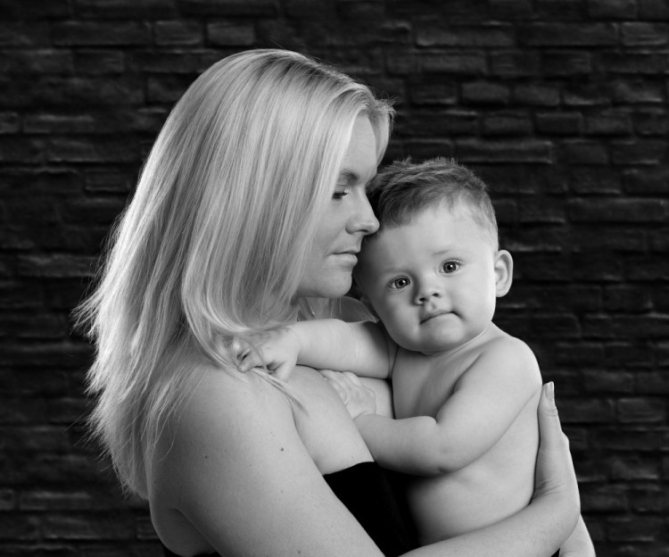 Mor og søn poserer på månedsbillede i sort-hvid