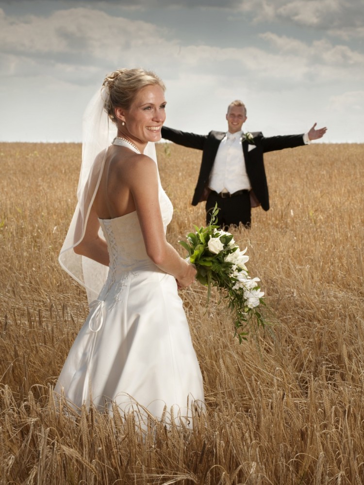 Bryllupsbillede af brudepar i kornmark