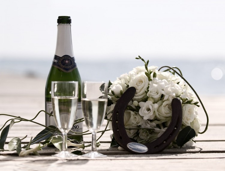 Bryllupsbillede – stemningsbillede af champagne, glas, hestesko og brudebuket
