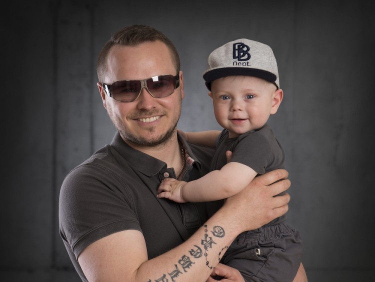 Far og søn til månedsfotografering, far med solbriller og søn med kasket
