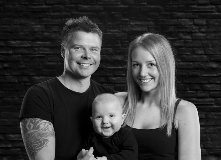 Gruppebillede i sort-hvid af familie med deres første barn