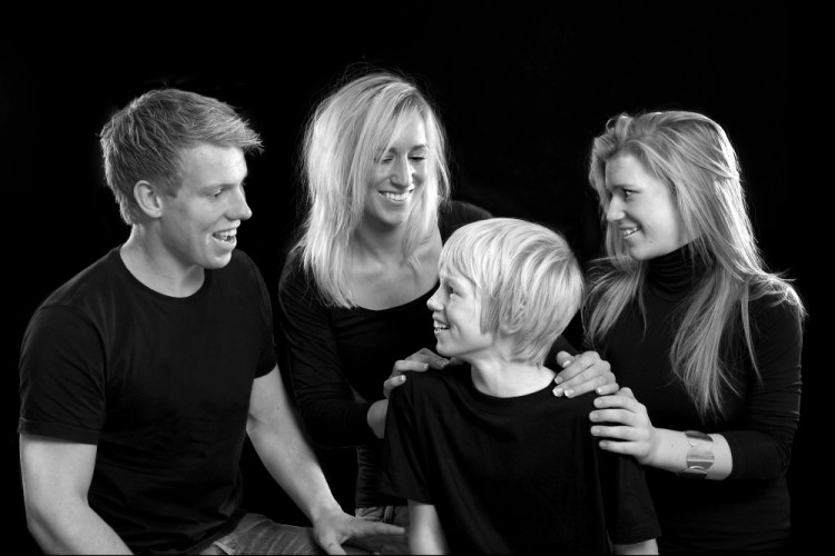 Gruppebillede i sort-hvid, hvor alle fire personer kigger på hinanden