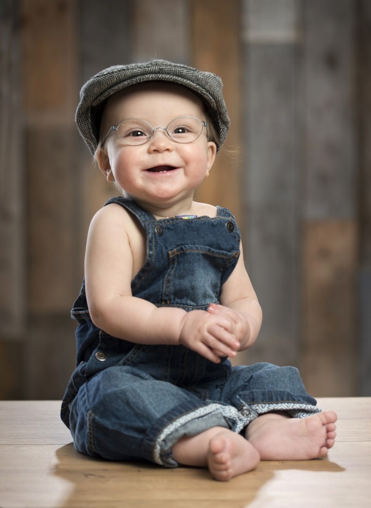 Månedsbillede af glad dreng på 10 måneder med briller og sixpence
